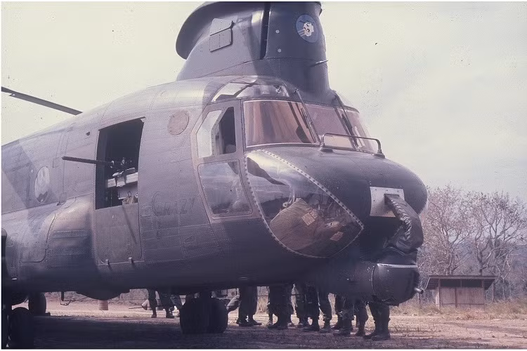 Mỹ bắt đầu đưa trực thăng ACH-47A sang Việt Nam vào năm 1966 và chỉ có ba chiếc được phép tham chiến biên chế cho Sư đoàn kỵ binh bay số 1 và một đơn vị đặc biệt của Quân đội hoàng gia Australian. Trong ảnh là hệ thống súng phóng lựu tự động 40mm M75 được đặt trước mũi ACH-47A. Nguồn ảnh: gunsagogo.org.
