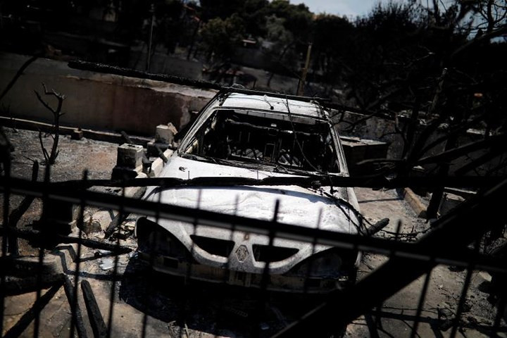 Giới chức Hy Lạp cho rằng ngọn lửa có thể đã bắt nguồn từ những kẻ thích gây hỏa hoạn ở những ngôi nhà bỏ hoang và đang tiến hành điều tra.