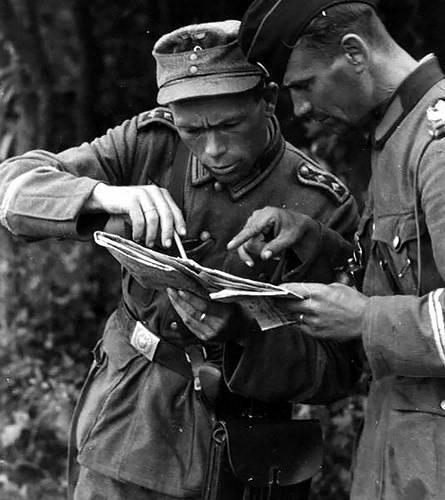 Sau thất bại nặng nề ở Stalingrad, trùm phát xít Hitler muốn giành lại quyền chủ động. Y vạch kế hoạch tiến công vòng cung Kursk (Liên Xô) vào hè 1943 để bao vây Hồng quân cả từ phía bắc và phía nam. Chiến dịch của y mang mật danh Thành Trì. Trong ảnh là 2 lính phát xít Đức.