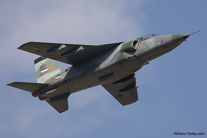 Chiến cơ này còn có cảm biến và hệ thống phòng thủ Iskra SO- 1 RWR, pod gây nhiễu thụ động P10 - 65-13. Ảnh: Military-Today.