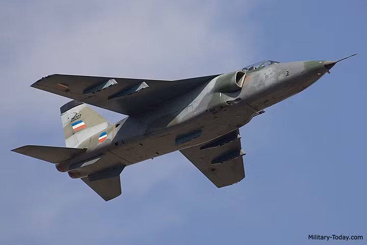 Chiến cơ này còn có cảm biến và hệ thống phòng thủ Iskra SO- 1 RWR, pod gây nhiễu thụ động P10 - 65-13. Ảnh: Military-Today.