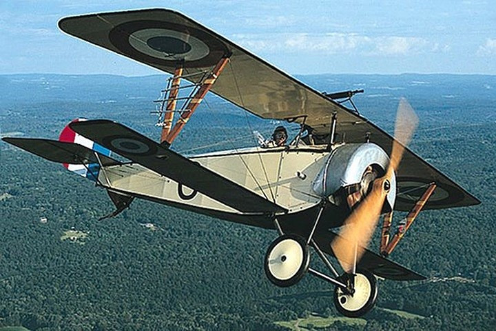 Nieuport 11, tiêm kích cơ của Pháp trong Thế chiến 1. Thời đó, Nieuport 11 có tốc độ leo cao và khả năng cơ động nổi trội.