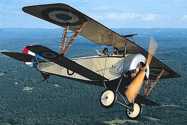 Nieuport 11, tiêm kích cơ của Pháp trong Thế chiến 1. Thời đó, Nieuport 11 có tốc độ leo cao và khả năng cơ động nổi trội.