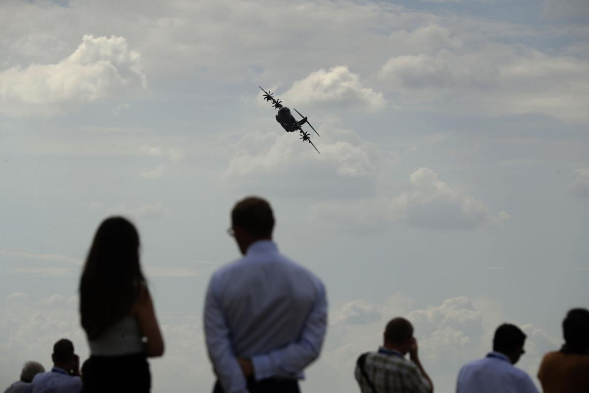 Đội máy bay nhào lộn Mũi tên Đỏ thuộc Không quân Hoàng gia Anh trình diễn trong lễ khai mạc Triển lãm Hàng không Quốc tế Farnborough hôm 16/7. Đây được xem là sự kiện hàng không vũ trụ lớn nhất trong năm. Ảnh: VCG.