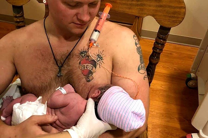 Anh Maxamillian Neubauer, một người bố trẻ, vừa làm thiên chức của người mẹ: Trực tiếp cho con bú... từ ngực của mình.