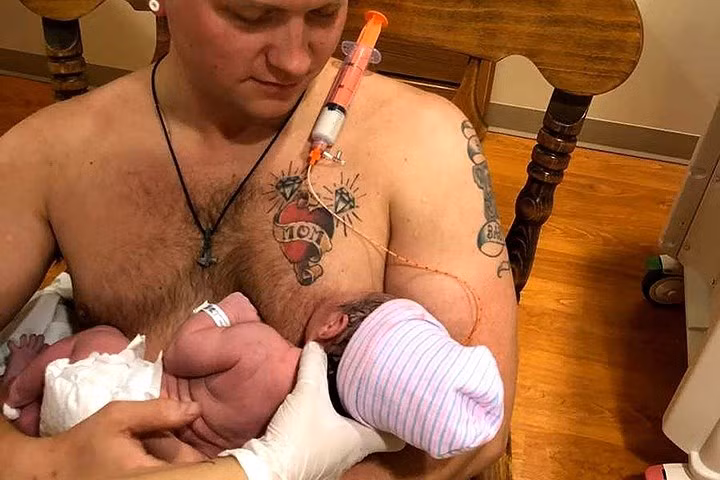 Anh Maxamillian Neubauer, một người bố trẻ, vừa làm thiên chức của người mẹ: Trực tiếp cho con bú... từ ngực của mình.