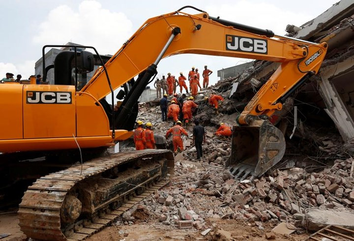 Được biết, tòa nhà vừa bị đổ đã được xây dựng cách đây vài năm nhưng chưa có nhiều người đến sinh sống. Ảnh: Reuters.