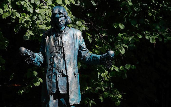 Còn đây là “bản sao” Issac Newton.