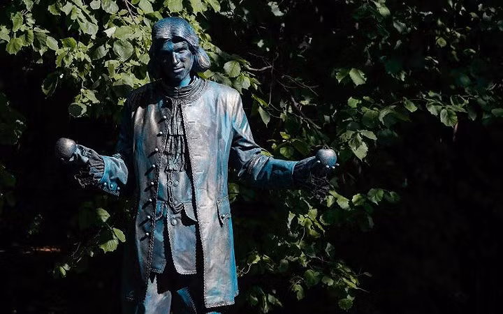 Còn đây là “bản sao” Issac Newton.