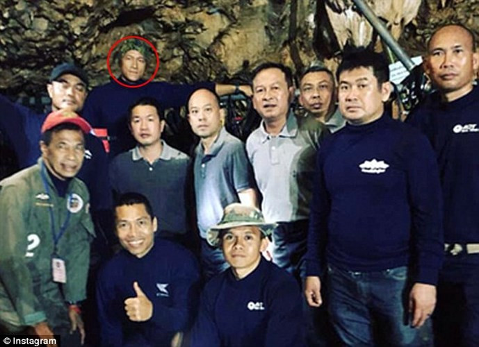 Bức ảnh Kunan chụp kỷ niệm với các đồng đội khi đứng ở cửa động Than Luang.