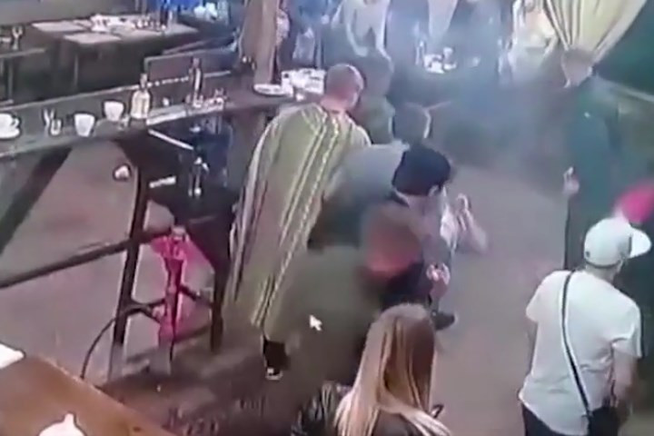 Lúc đầu Zhestokov vẫn còn giơ cánh tay lên.