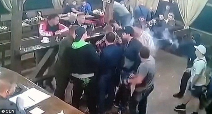 Hung thủ bóp cò. Khói súng tỏa lên