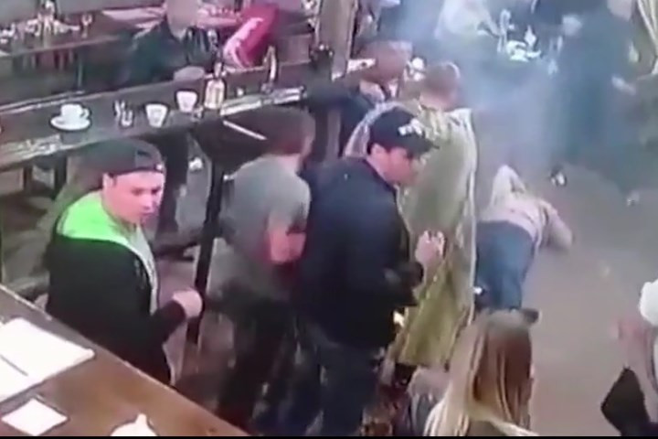 Các bạn bè của Zhestokov hết sức bàng hoàng trước cảnh tượng này.