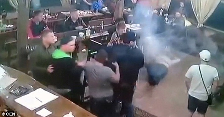 Khói súng vẫn chưa tan hết. Việc sát thủ dùng bộ phận giảm thanh có thể làm tăng thêm độ bất ngờ cho những người có mặt tại nhà hàng. Không ai bắt giữ y sau khi y nổ súng.