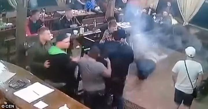 Khói súng vẫn chưa tan hết. Việc sát thủ dùng bộ phận giảm thanh có thể làm tăng thêm độ bất ngờ cho những người có mặt tại nhà hàng. Không ai bắt giữ y sau khi y nổ súng.