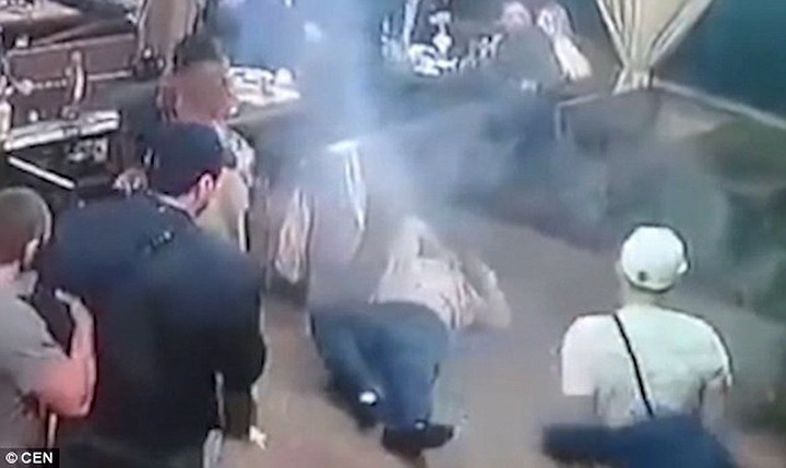 Bạn bè của Zhestokov bần thần nhìn người đàn ông nằm gục trên sàn nhà. Về sau người ta nhìn thấy ít nhất 6 vết đạn trên lưng nạn nhân.