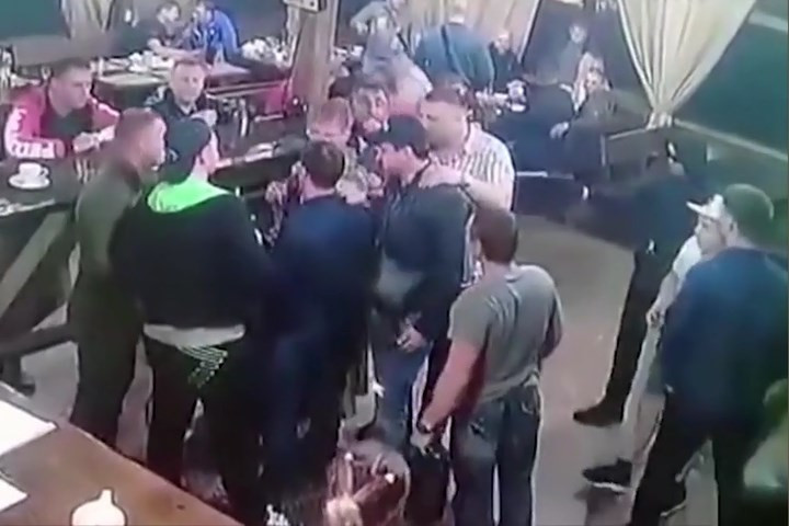 Một sát thủ trùm đầu và đeo kính đen xuất hiện rồi gí súng giảm thanh vào sau lưng Zhestokov. Zhestokov không hề hay biết và vẫn vui vẻ nói chuyện với bạn bè.