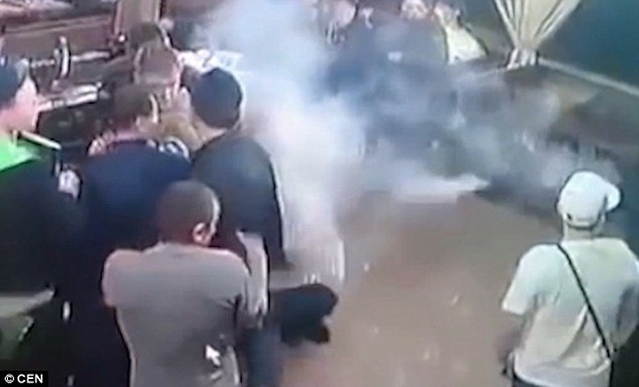 Zhestokov nhanh chóng khuỵu xuống.