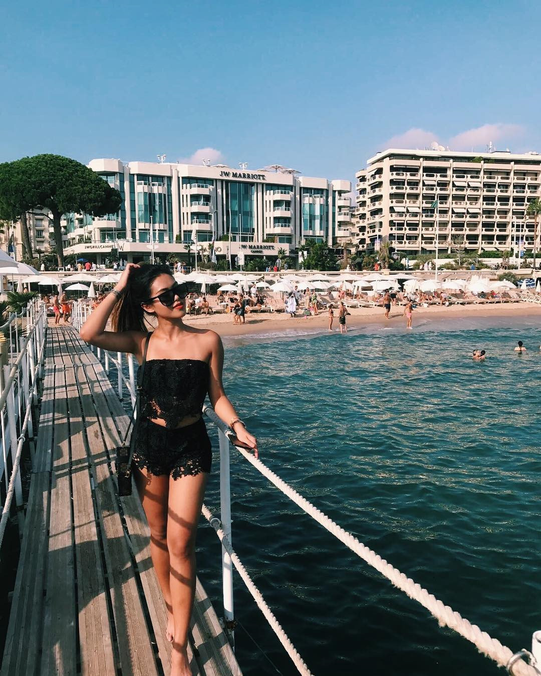 Hè 2017, Tiên Nguyễn đã có kỳ nghỉ tận hưởng đúng nghĩa tại thành phố biển Cannes (Pháp). Kiều nữ nhà Hà Tăng tận hưởng ánh sáng ấm áp tại bãi biển Baoli và những bữa ăn sang chảnh tại khách sạn Radisson Blu. Không chỉ là thành phố biển với những bãi tắm tuyệt đẹp, Cannes còn có rất nhiều môn thể thao dưới nước như lướt ván buồm, lặn biển, chèo thuyền kayak... cho bạn lựa chọn.