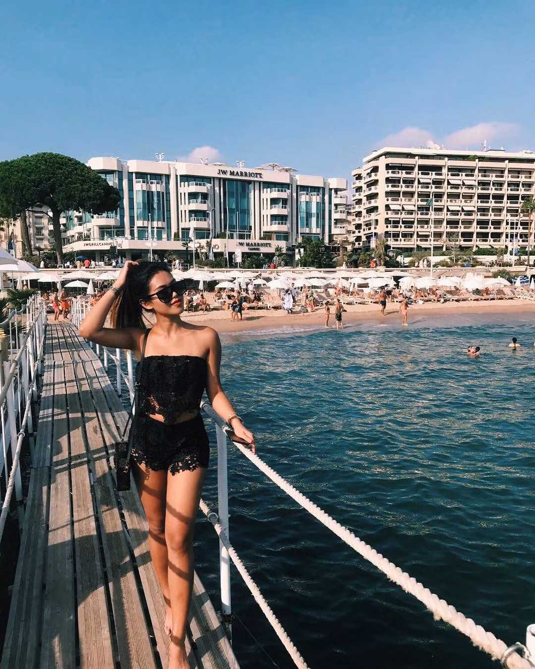 Hè 2017, Tiên Nguyễn đã có kỳ nghỉ tận hưởng đúng nghĩa tại thành phố biển Cannes (Pháp). Kiều nữ nhà Hà Tăng tận hưởng ánh sáng ấm áp tại bãi biển Baoli và những bữa ăn sang chảnh tại khách sạn Radisson Blu. Không chỉ là thành phố biển với những bãi tắm tuyệt đẹp, Cannes còn có rất nhiều môn thể thao dưới nước như lướt ván buồm, lặn biển, chèo thuyền kayak... cho bạn lựa chọn.