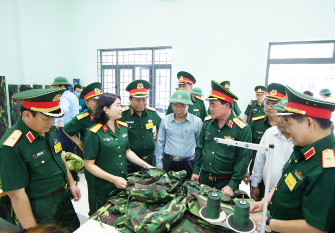 Công tác tăng gia sản xuất, hạ tầng cơ sở kỹ thuật từng bước được hình thành, xây dựng và hoàn thiện. Nổi bật là hậu cần khu vực phòng thủ tỉnh Bình Dương, tỉnh Lâm Đồng và tỉnh Tây Ninh. Ảnh: Xưởng cắt may (tỉnh Bình Dương).