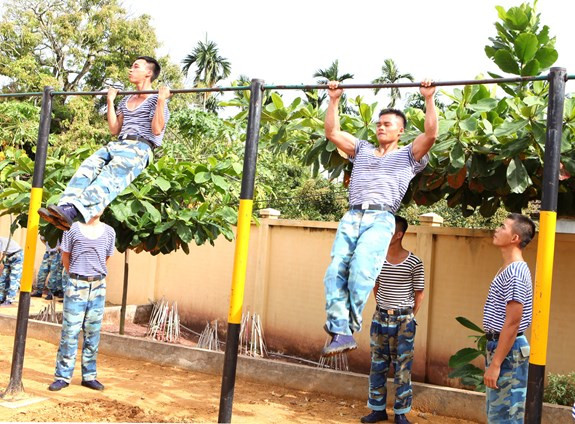 Luyện tập xà đơn.