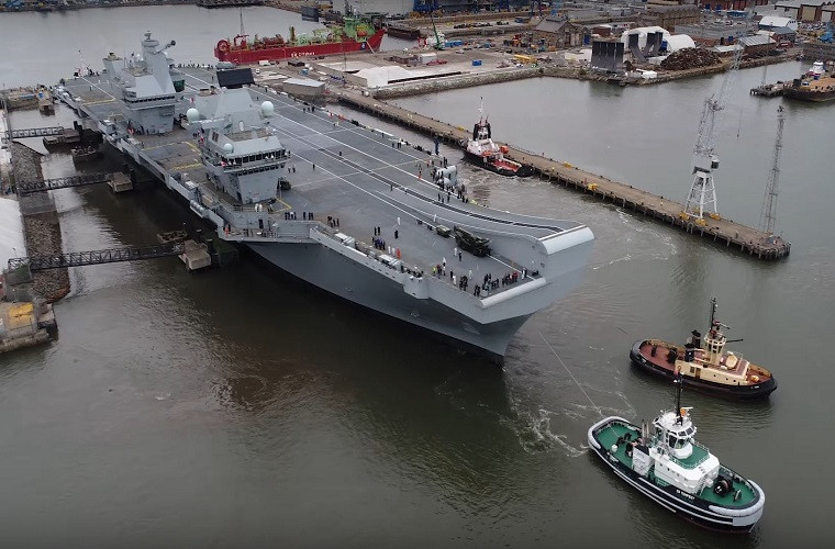 Bắt đầu được đóng mới từ năm 2008, với chi phí lên tới 3,1 tỷ Bảng Anh tương đương với khoảng 4,5 tỷ USD, HMS Queen Elizabeth là tàu sân bay mới nhất và là tàu chiến lớn nhất trong lịch sử Hải quân Hoàng gia Anh. Việc London triển khai tàu sân bay này tới Thái Bình Dương hay Biển Đông trong tương lai cho thấy được sự quan tâm của Anh đối với tình hình an ninh hàng hải trong khu vực. Nguồn ảnh: USNI News
