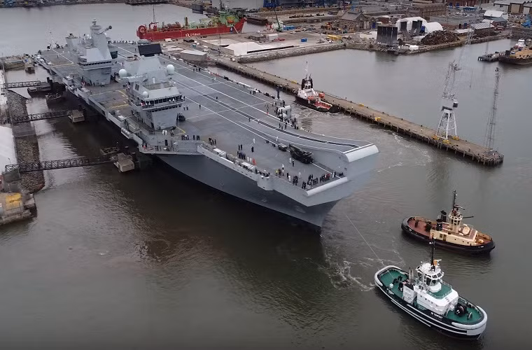 Bắt đầu được đóng mới từ năm 2008, với chi phí lên tới 3,1 tỷ Bảng Anh tương đương với khoảng 4,5 tỷ USD, HMS Queen Elizabeth là tàu sân bay mới nhất và là tàu chiến lớn nhất trong lịch sử Hải quân Hoàng gia Anh. Việc London triển khai tàu sân bay này tới Thái Bình Dương hay Biển Đông trong tương lai cho thấy được sự quan tâm của Anh đối với tình hình an ninh hàng hải trong khu vực. Nguồn ảnh: USNI News