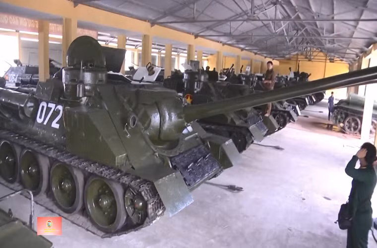 Về hỏa lực chính, SU-100 được trang bị pháo nòng xoắn 100mm D-10S có khả năng xuyên thủng giáp dày 125mm để thẳng góc với mặt đất ở cự ly 2.000m, xuyên thủng vỏ giáp nghiêng 85mm của xe tăng Đức ở cách 1.500m trong Chiến tranh Thế giới thứ 2. Thậm chí SU-100 còn đáng sợ tới mức quân Đức phải đặt cho nó biệt danh “Pizdets vsemu”, tạm dịch là "sự kết thúc của mọi thứ". Nguồn ảnh: Truyền hình khu 5