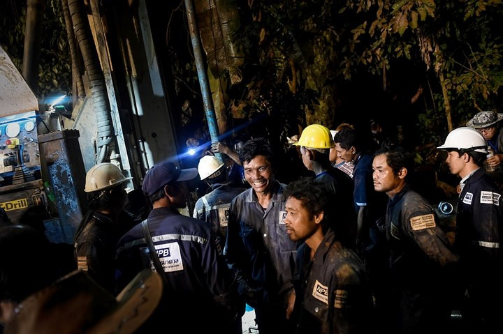 Sau rất nhiều gian khổ, cuối cùng nụ cười cũng đã nở trên môi các nhân viên cứu hộ, những người hùng tạo nên "Điều kỳ diệu ở Chiang Rai". Ảnh: Reuters.