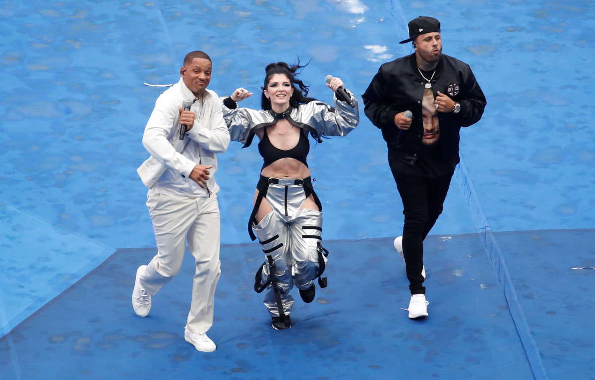 Bộ ba Will Smith, Nicky Jam và Era Istrefi cùng thể hiện ca khúc "Live it up", bài hát đã quen thuộc với người hâm mộ trong suốt một tháng ăn ngủ cùng World Cup.