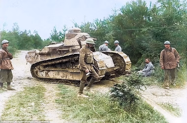 Trong những năm tiếp theo của Chiến tranh Thế giới thứ 1, xe tăng đóng vai trò như một phương tiện chiến tranh không thể thiếu trên chiến trường có lẽ chỉ đứng sau pháo và súng trường. Điều này được chứng minh bằng việc chỉ trong hai năm 1916 đến 1918 đã có hàng loạt mẫu xe tăng được cả hai phe sử dụng ở chiến trường châu Âu. Trong ảnh là mẫu xe tăng hạng nhẹ Renault FT-17 (M17) của Pháp được đưa vào trang bị trong năm 1917. Nguồn ảnh” Daily Mail.