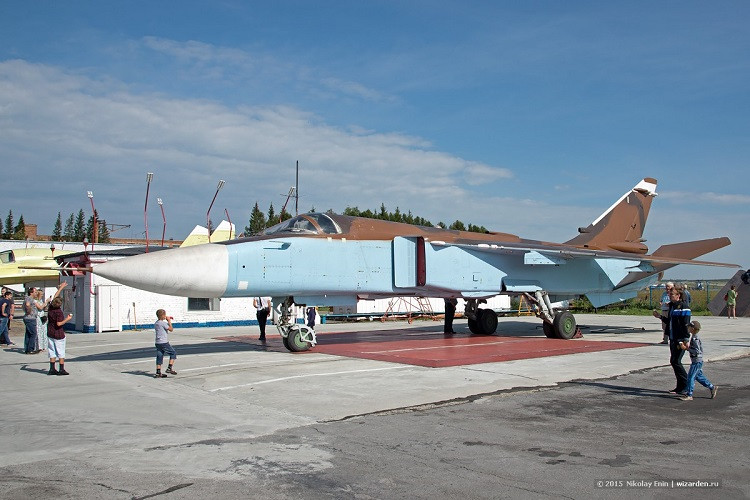 Trong ảnh là một chiếc Su-24M2 mang màu sơn ngụy trang của Không quân Syria được cho là được chụp ở Nga, cạnh đó ta có thể thấy một chiếc tiêm kích bom Sukhoi Su-34 của Không quân Nga chưa được hoàn thiện. Nguồn ảnh: Nikolay.