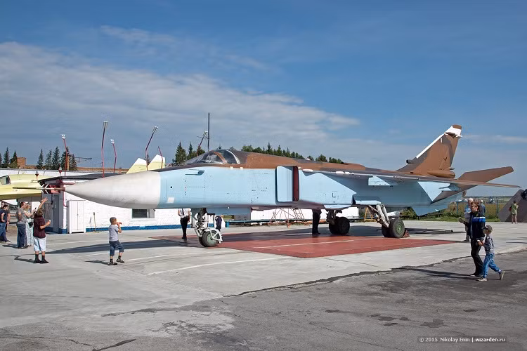 Trong ảnh là một chiếc Su-24M2 mang màu sơn ngụy trang của Không quân Syria được cho là được chụp ở Nga, cạnh đó ta có thể thấy một chiếc tiêm kích bom Sukhoi Su-34 của Không quân Nga chưa được hoàn thiện. Nguồn ảnh: Nikolay.