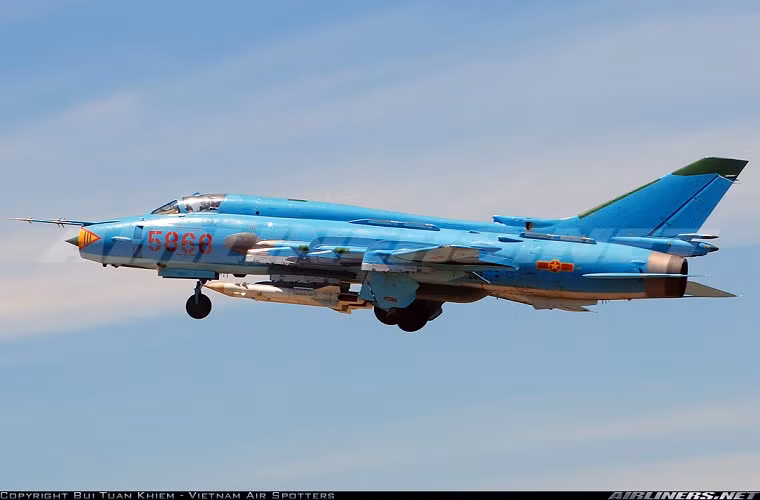 Su-22 được thiết kế làm nhiệm vụ chính là tấn công mục tiêu mặt đất, mặt biển và khả năng phòng không hạn chế với khả năng mang tới 4 tấn vũ khí (bom, tên lửa, rocket) trên 12 giá treo ở cánh và dưới bụng máy bay. Nguồn ảnh: Airliners.net.