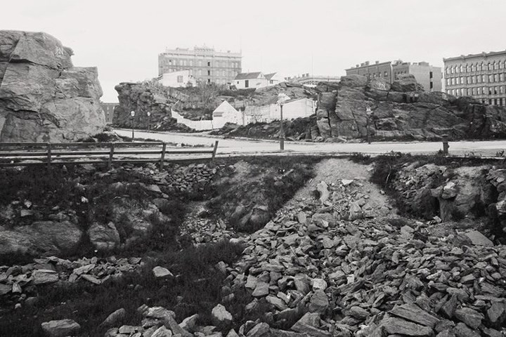 Vào giữa thế kỷ 19, Manhattan bắt đầu phá các quả đồi cùng các nông trang trên đó để xây các con đường lớn.