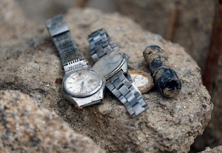 Đồng hồ đeo tay dính bùn ở thị trấn Kumano, tỉnh Hiroshima.