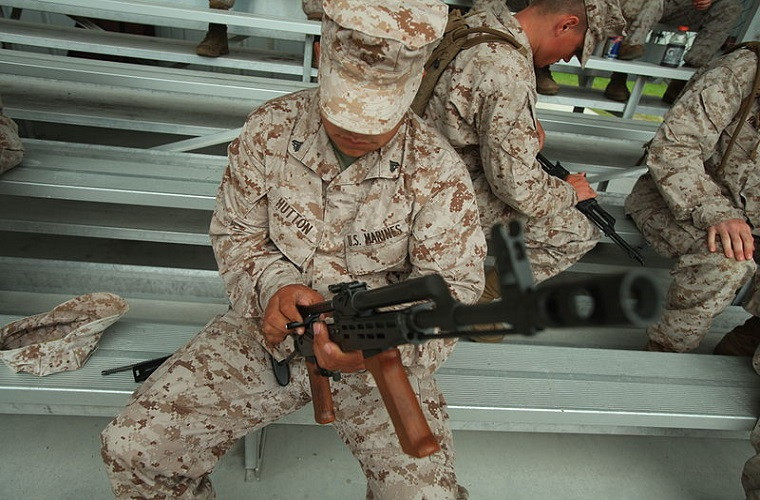 Một nhược điểm khác của M16 là rất nhạy cảm với bụi bẩn trong điều kiện chiến trường khắc nghiệt. Các chi tiết bên trong của súng có độ chính xác cao và độ rơ rất thấp, do đó chỉ cần bám bẩn và không vệ sinh kịp thời là súng rất dễ kẹt đạn.