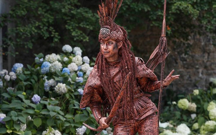 “Tượng” thổ dân Amazon “lạc” giữa thị trấn châu Âu.