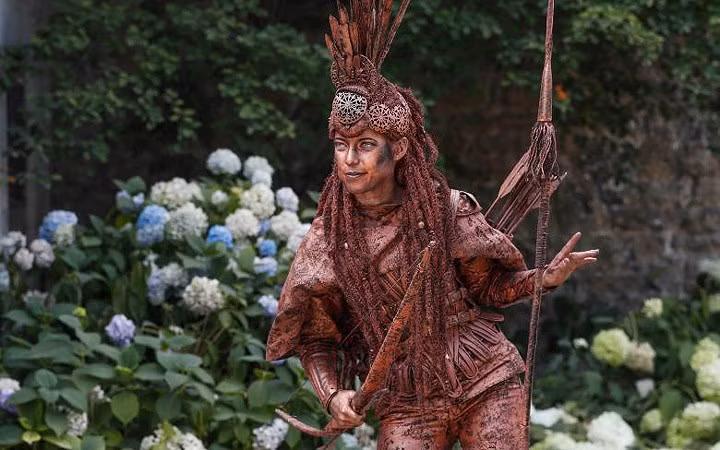 “Tượng” thổ dân Amazon “lạc” giữa thị trấn châu Âu.