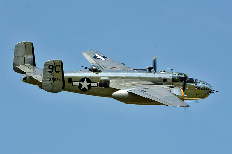 Oanh tạc cơ hạng trung 2 động cơ B-25 Mitchell là một trong những vũ khí quý giá của phe Đồng minh trong Thế chiến 2.