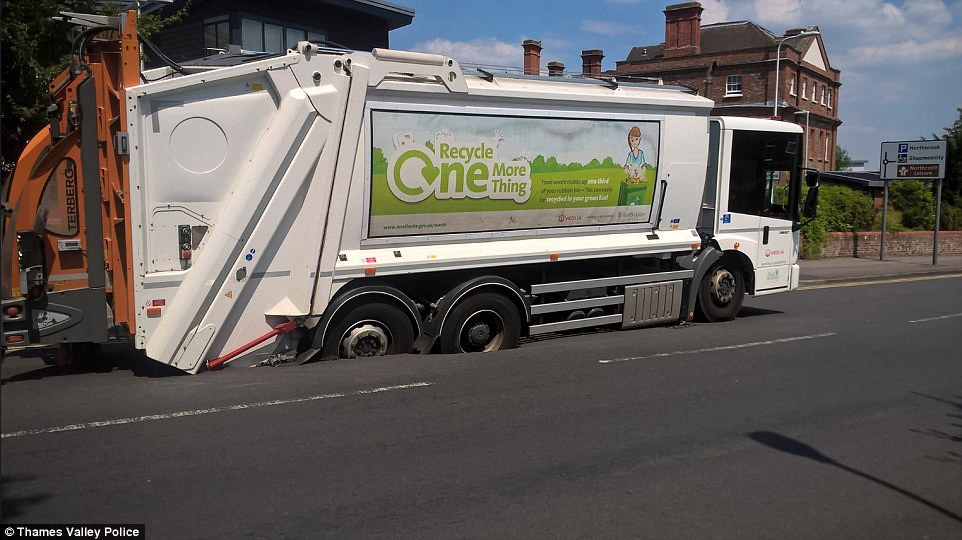 Nắng nóng khiến nhựa đường chảy, làm chiếc xe tải mắc kẹt trên một con phố ở Newbury, Anh. Phó tổng thư ký Tổ chức Khí tượng Thế giới (WMO) Elena Manaenkova cho rằng nhiệt độ tăng cao bất thường vài tuần qua trùng khớp với những gì con người đã dự đoán về tác động của biến đổi khí hậu gây ra bởi hiệu ứng nhà kính. Ảnh: Thames Valley Police.