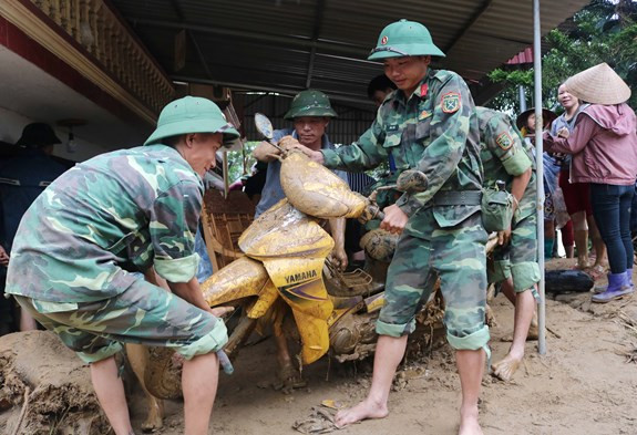 Hiện tại, Bộ Tư lệnh Quân khu chỉ đạo các lực lượng tham gia ứng cứu, ưu tiên lớn nhất trong công tác khắc phục hậu quả mưa lũ là tổ chức tiếp tế lương thực, thực phẩm, thuốc men, bố trí nhà tạm cho toàn bộ các hộ dân có nhà bị sập đổ, tài sản bị cuốn trôi hoàn toàn, nhanh chóng ổn định tư tưởng nhân dân, không để dân bị đói, bị khát sau trận lũ; đồng thời thực hiện tốt các chính sách an sinh xã hội, hỗ trợ kịp thời các gia đình trong vùng bị ảnh hưởng thiên tai.
