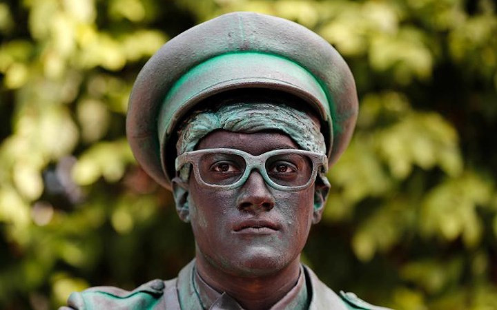 Mỗi một “bức tượng” có phong cách thể hiện chất liệu khác nhau, đồng đen, đồng đỏ hay đồng thau…