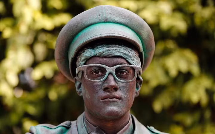 Mỗi một “bức tượng” có phong cách thể hiện chất liệu khác nhau, đồng đen, đồng đỏ hay đồng thau…