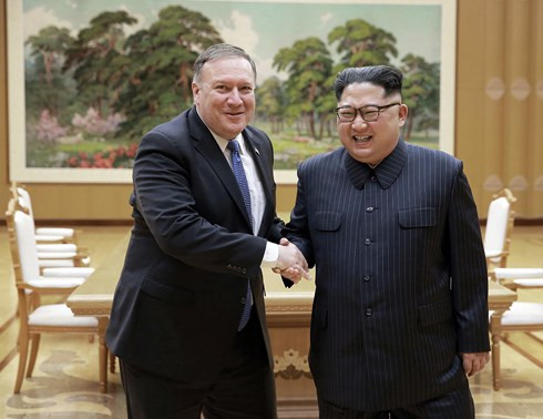 Ngoại trưởng Mỹ Mike Pompeo bắt tay Nhà lãnh đạo Triều Tiên Kim Jong-un trong chuyến thăm lần thứ 2 tới Bình Nhưỡng đầu tháng 5/2018. Ảnh: Reuters