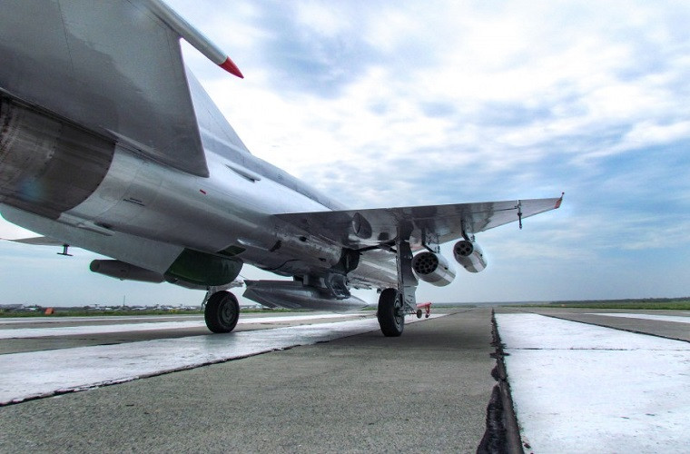 Ở Việt Nam những chiếc MiG-21 bắt đầu được nghỉ hưu từ năm 2015 sau gần 50 năm phục vụ và thay thế chúng là những chiếc tiêm kích Sukhoi Su-27 và tiêm kích đa năng Sukhoi Su-30 cũng do Nga sản xuất. Nguồn ảnh: cont.ws.