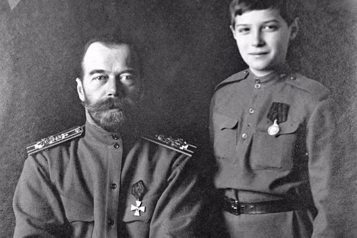Sa hoàng Nicholas II (trái) và Hoàng tử Alexei.