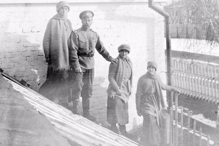 Sa hoàng cuối cùng và các cô con gái Olga, Anastasia, và Tatiana giữa mùa đông 1917.