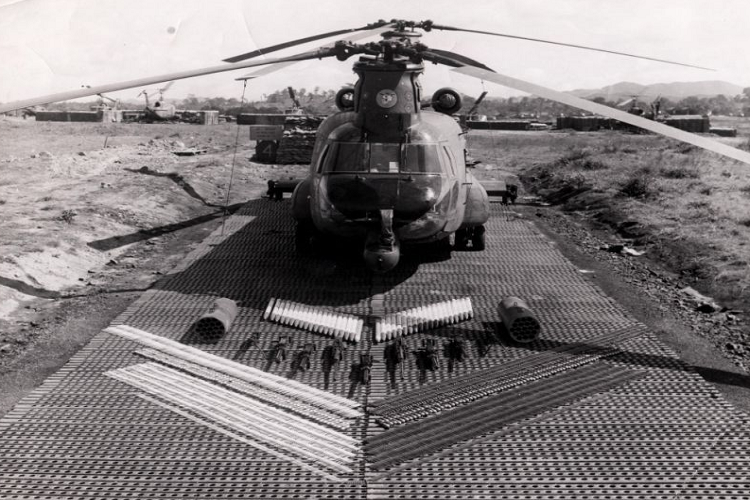 Và kết quả của ước muốn này là sự ra đời của mẫu trực thăng tấn công AC-47A dựa trên nền tảng CH-47 hay còn được gọi với biệt danh “Guns-A-Go-Go”, còn thứ Quân đội Mỹ nhận được là một mẫu Gunship có mật độ hỏa lực bao phủ 360 độ xung quanh máy bay cùng với đó là lớp giáp nặng hơn 1.2 tấn bảo vệ nó an toàn trước mọi súng phóng không tầm thấp. Nguồn ảnh: gunsagogo.org.